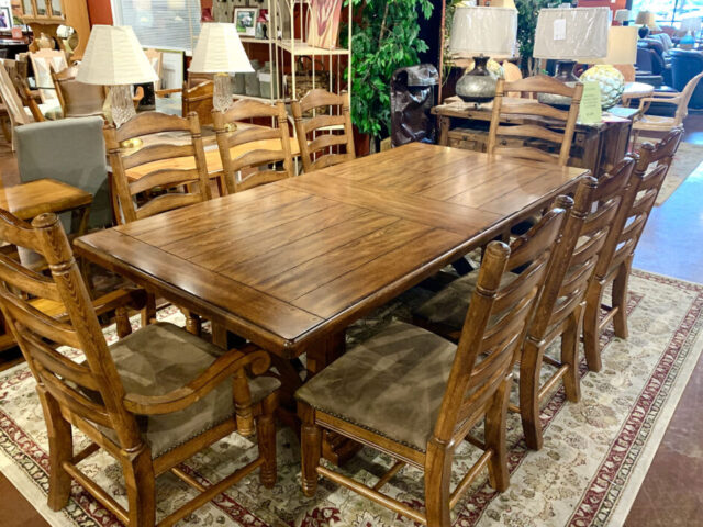 Broyhill Dining Table with 8 Chairs, Leaves & Pads
