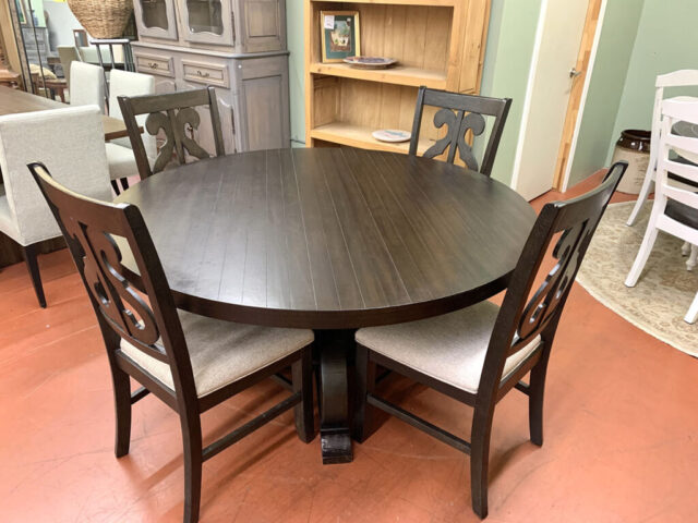 Round Pedestal Table with 4 Chairs