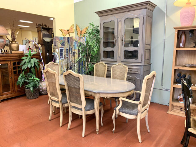 French Provincial Table with 6 Chairs and 2 Leaves
