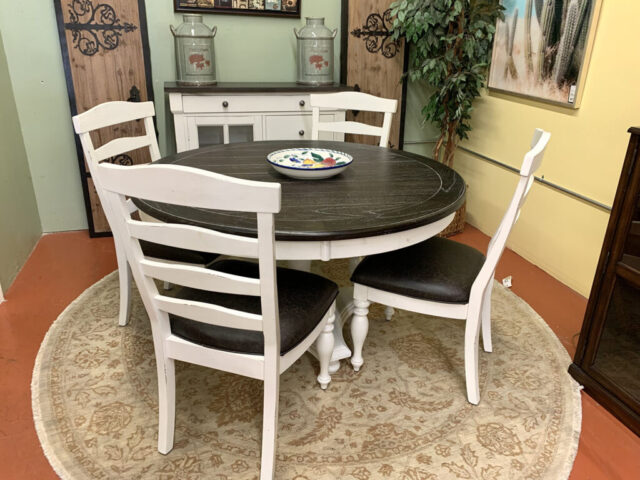 Carriage House Table with 4 Chairs